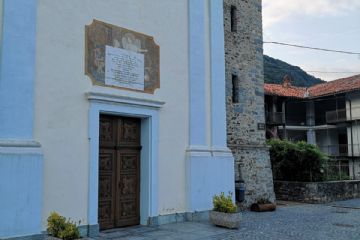 Posizionamento fioriere all'ingresso della chiesa di Issiglio